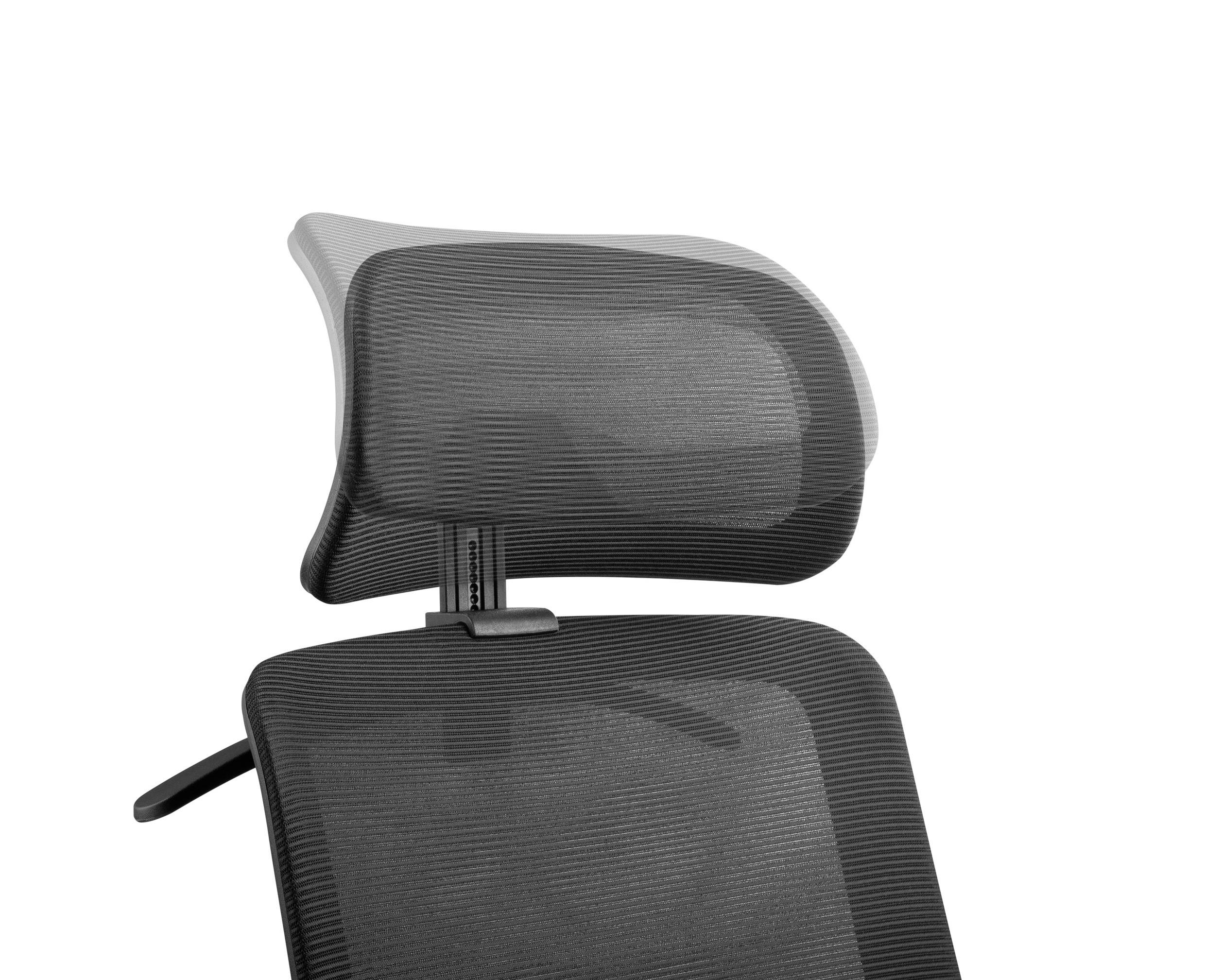 Ergonomická kancelářská židle z černé síťoviny s nastavitelnou opěrkou hlavy, navržená pro pohodlí a podporu při sezení.