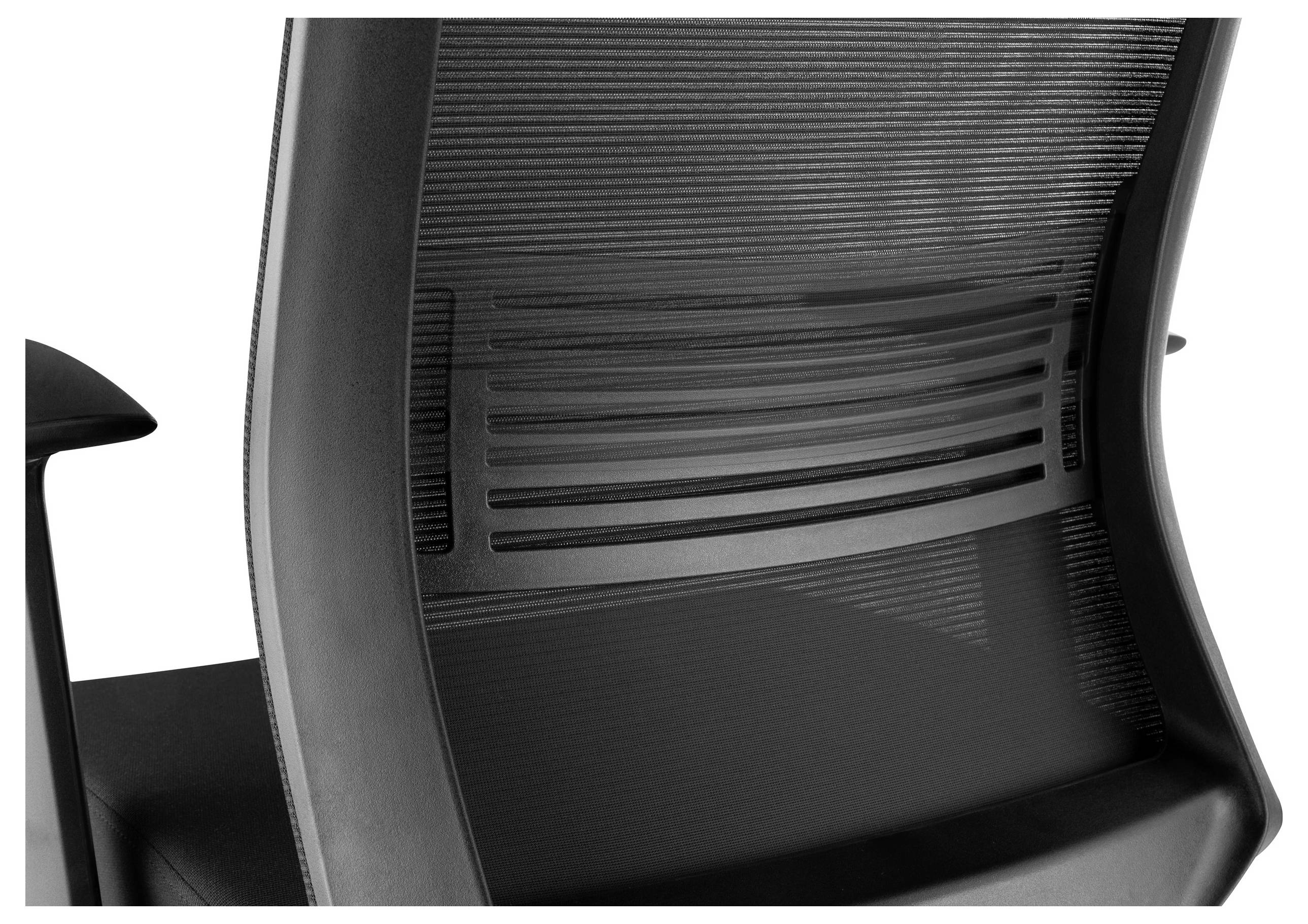 Černá kancelářská židle s ergonomickou opěrkou zad a síťovaným designem, která nabízí ventilaci a oporu.