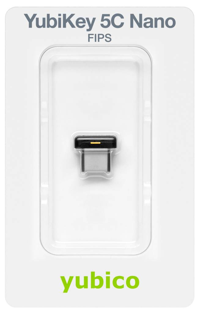 Malý USB bezpečnostní klíč (YubiKey 5C Nano) v obalu, určený pro dvoufaktorovou autentizaci. Výrobce: Yubico.