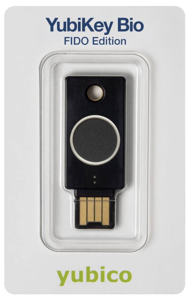 YubiKey Bio FIDO Edition, USB bezpečnostní klíč s čtečkou otisků prstů, zabalený na plastové kartě od společnosti Yubico.