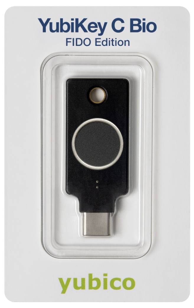 YubiKey C Bio FIDO Edition v balení. Bezpečnostní klíč s rozpoznáváním otisků prstů a konektorem USB-C od společnosti Yubico.