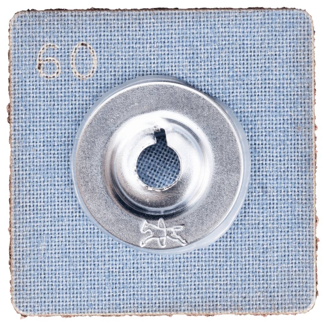 Stříbrná podložka umístěná uprostřed modrého látkovém čtverce, s číslem '60' v levém horním rohu.