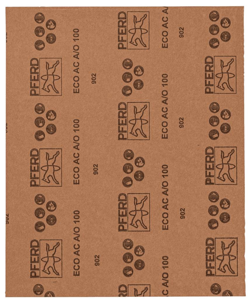Obdélníkový hnědý smirkový papír s potiskem 'PFERD ECO AC A/O 100'. Obsahuje symboly a čísla v pravidelných intervalech.