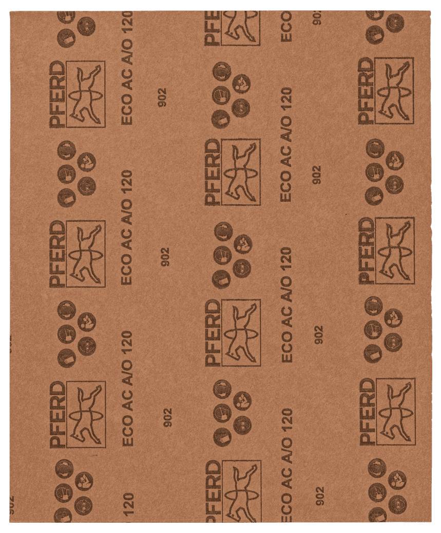 Jeden list brusného papíru s nápisem 'ECO AC AO 120' a logem koně. Je červenohnědé barvy a určený pro broušení.