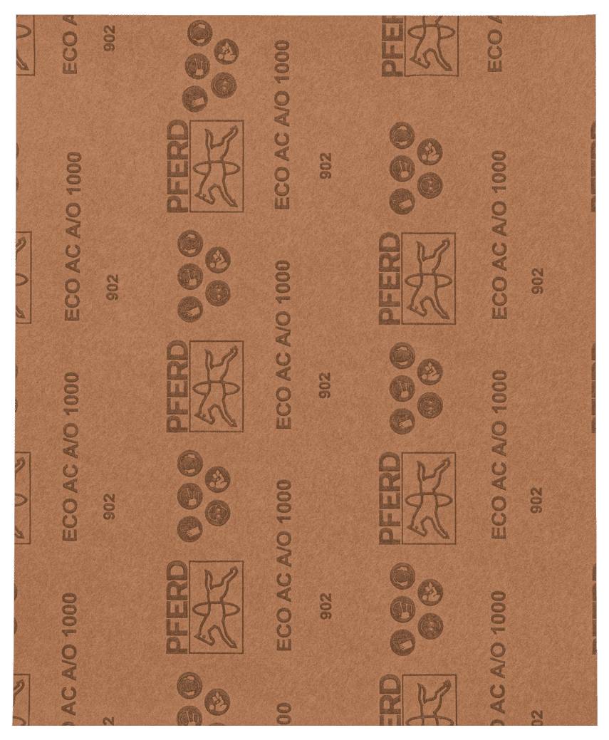 Obdélníkový kus smirkového papíru s nápisem 'ECO AC AO 1000' a 'PFERD'. Má pravidelný, hrubý vzor.