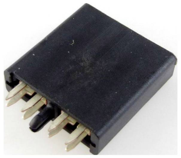 Černý čtyřpólový jumprovací konektor pro elektronické spoje, který se běžně používá na základních deskách.