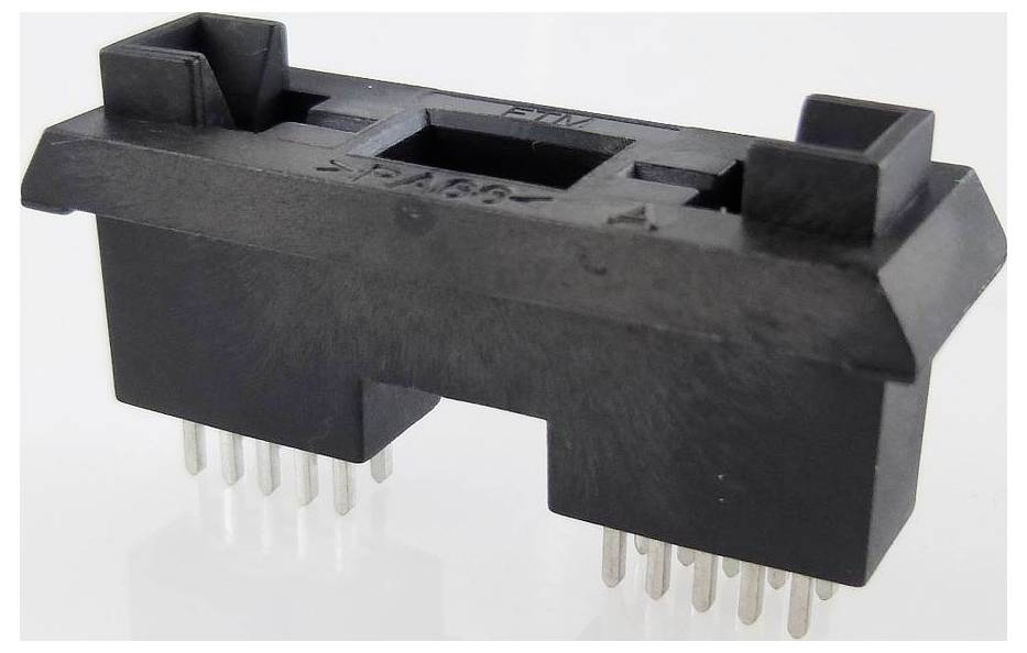 Černý plastový konektor s několika kovovými kontakty. Elektronická součástka pro připojení na desku plošných spojů.