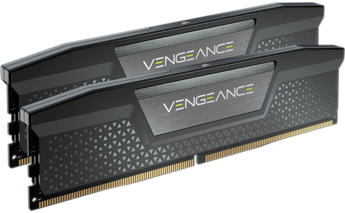 Dva černé moduly RAM Vengeance v detailním záběru s geometrickým vzorem a žlutým logem. Jsou navršeny jeden na druhém.