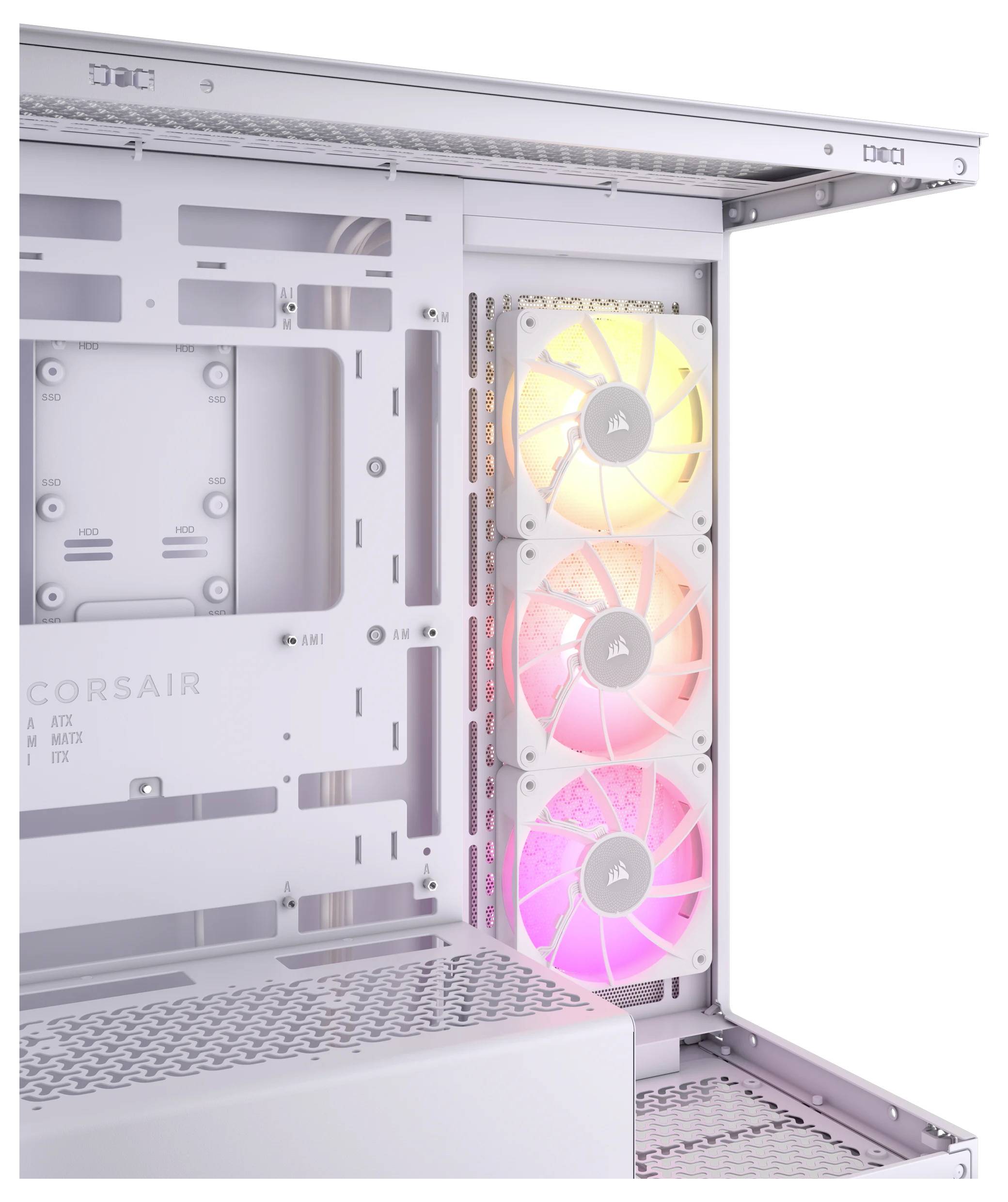 Otevřená počítačová skříň se třemi osvětlenými ventilátory na pravé straně. Kovová struktura označená logem 'CORSAIR'.