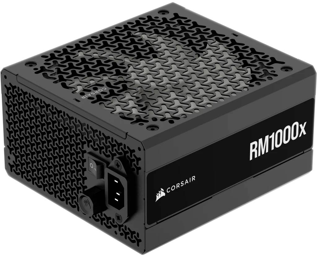 Napájecí zdroj Corsair RM1000x v černé barvě, zobrazující větrací mřížku a napájecí konektory. Vhodný pro výkonné počítače.