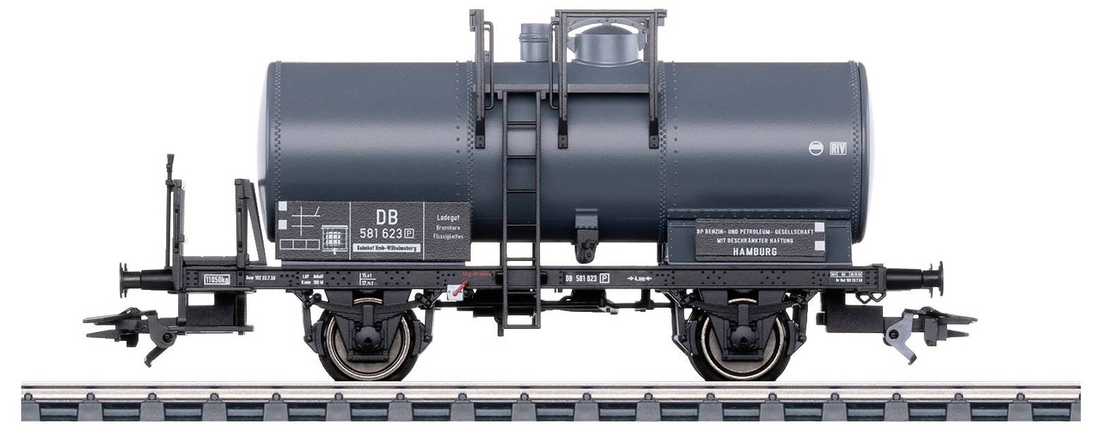 Černý cisternový vůz Deutsche Bahn stojí na kolejovém úseku. Vůz má štítky s technickými specifikacemi.