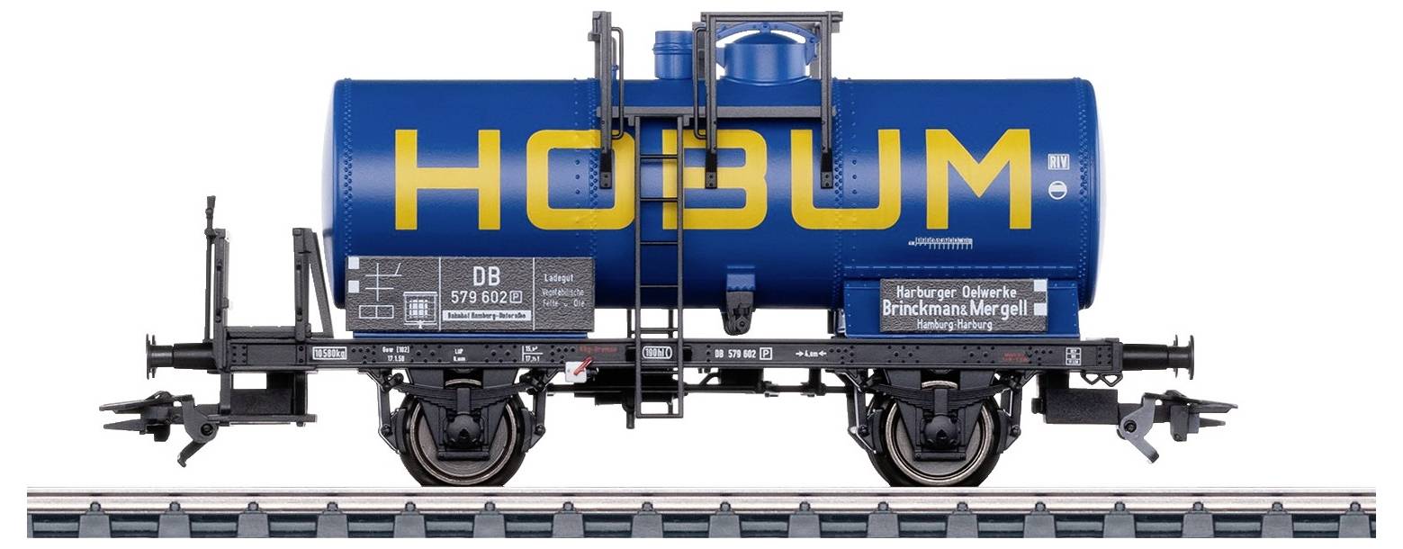 Modrý cisternový vůz Deutsche Bahn s nápisem 'HOBUM' stojí na kolejích. Obsahuje detaily k popisu a konstrukci vozu.
