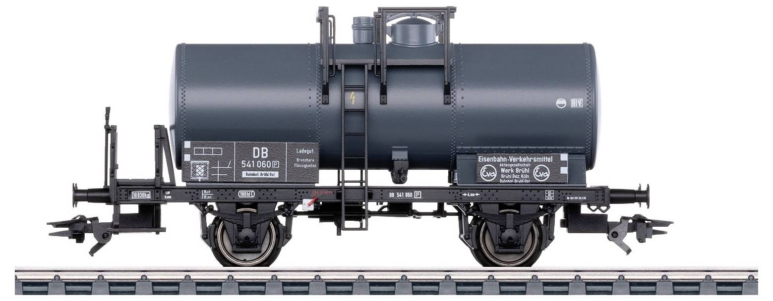 Černý cisternový vůz Deutsche Bahn na kolejích, s viditelnými nápisy a detaily.