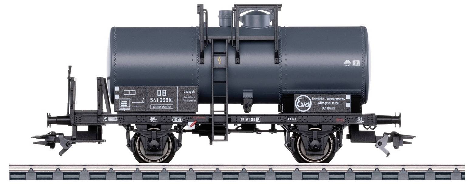 Černý nákladní vagon na kolejích, který je určen pro přepravu kapalin. Patří společnosti Deutsche Bahn.