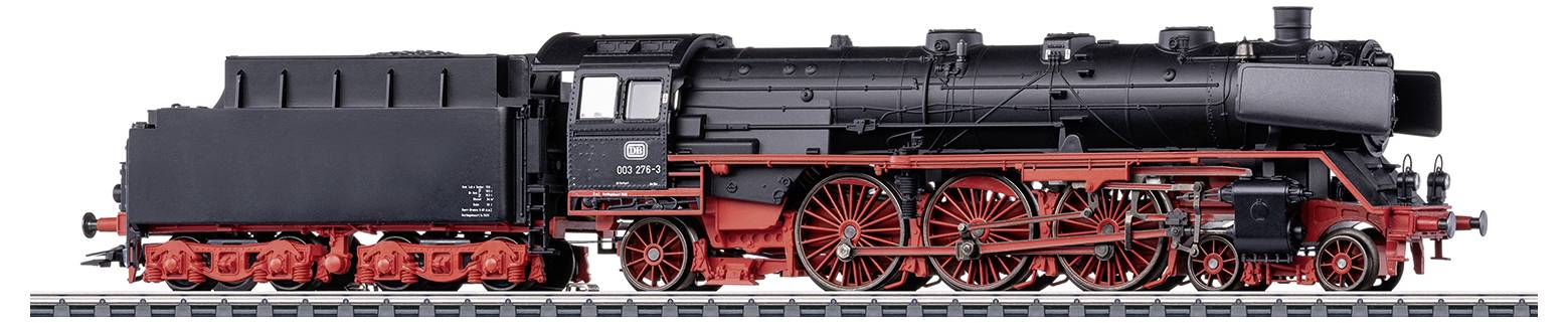 Model historické parní lokomotivy s červenými koly a černým kotlem, umístěný na kolejích.