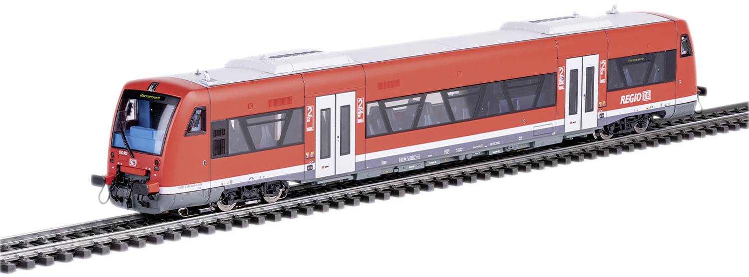 Červený modelový vlak Deutsche Bahn na kolejích, pohled z boku. Vlevo je částečně viditelný prostor pro strojvedoucího.