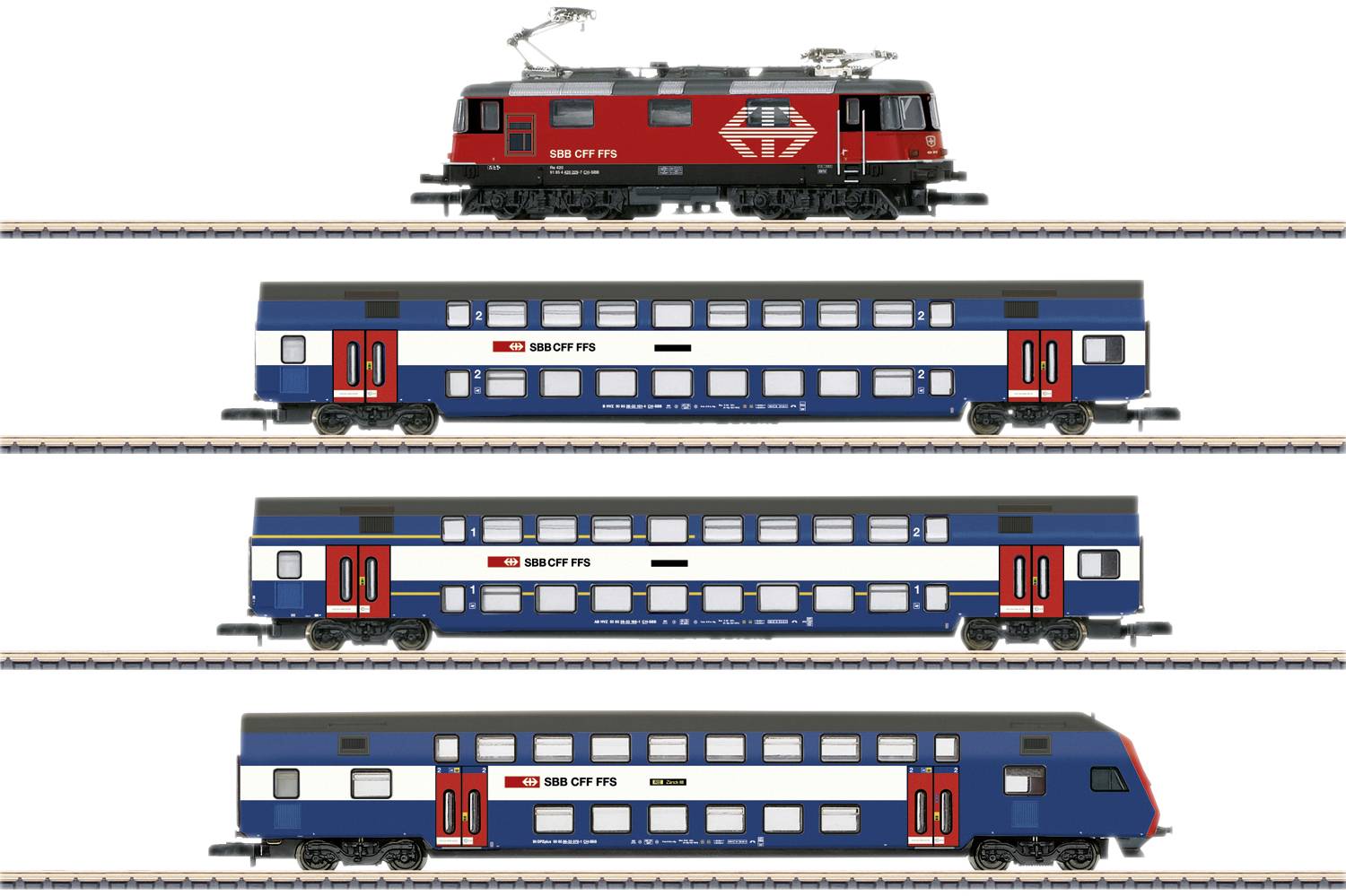 Model železnice SBB s červenou lokomotivou a třemi modro-červenými dvoupatrovými vozy na souběžných kolejích.