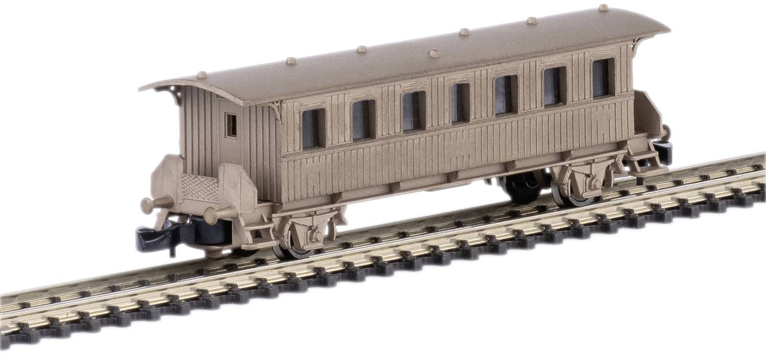 Dřevěný modelový vagón s šesti okny na kolejích, bez viditelného označení nebo detailů.