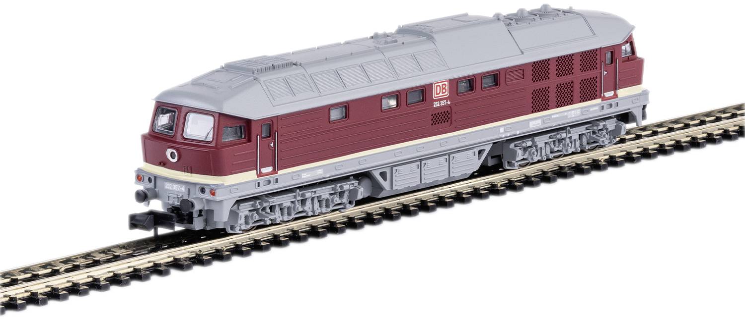 Model vlaku s červeným a šedým designem jede po koleji.