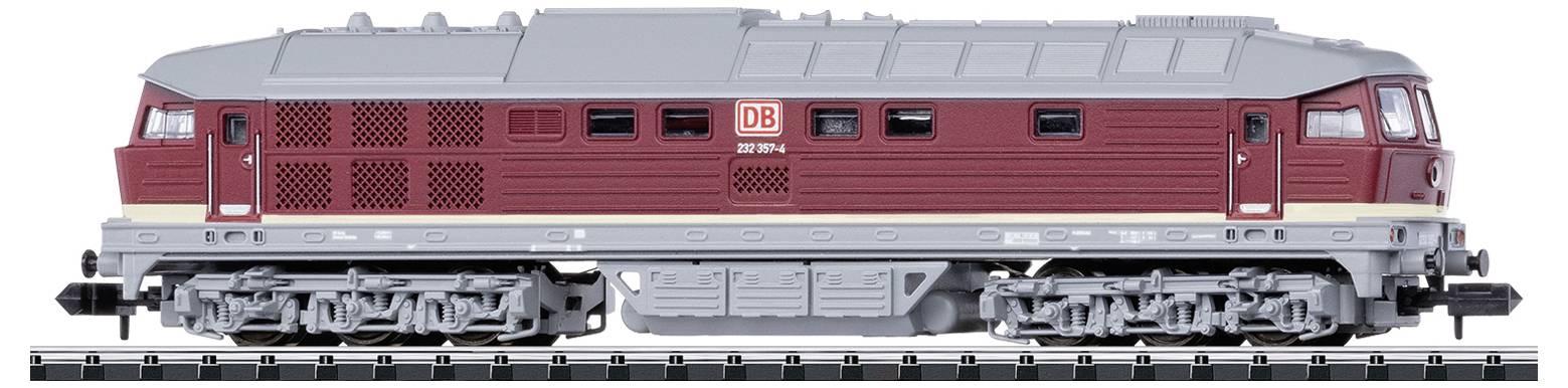 Červená a šedá lokomotiva Deutsche Bahn na kolejích, pohled z boku.