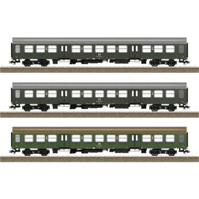Tři modelové železniční vagony v zelené barvě, umístěné vedle sebe na kolejích. Nahoře dva podobné vagony, dole jeden s hnědou střechou. Detailní zobrazení.