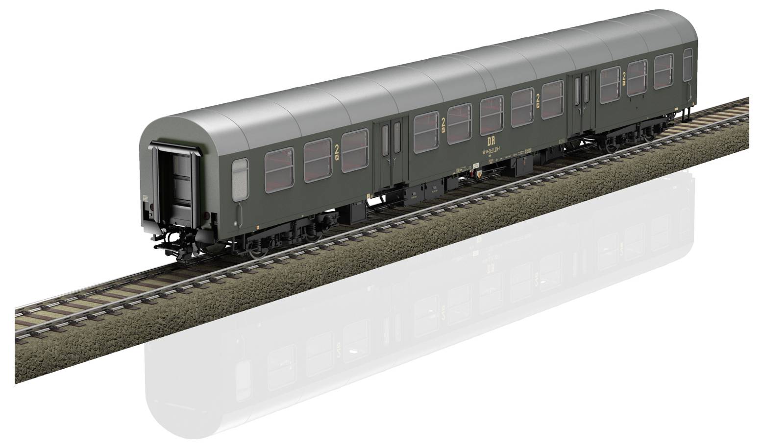 Jeden osamocený zelený železniční vagon stojící na koleji, bez jakékoli lokomotivy nebo dalších vagónů v okolí.