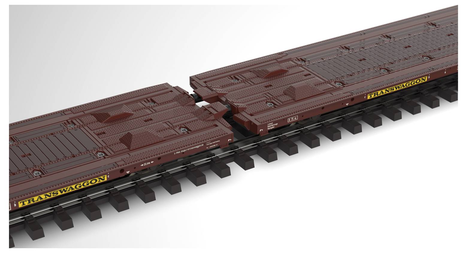 Hnědý železniční vůz s nápisem 'TRANSWAGGON', stojící na kolejích, ukazuje design a spřažení mezi dvěma vozy.