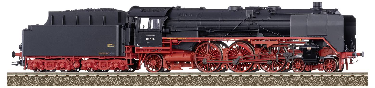 Černá parní lokomotiva s červenými koly a detaily stojí na koleji. Je velmi precizně zpracovaná a vykazuje klasický design.