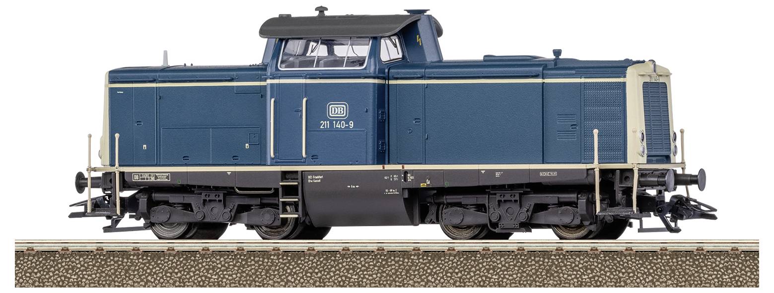 Modrý model německé dieselové lokomotivy na koleji. Model lokomotivy zobrazuje detaily jako okna, dveře a logo Deutsche Bahn.