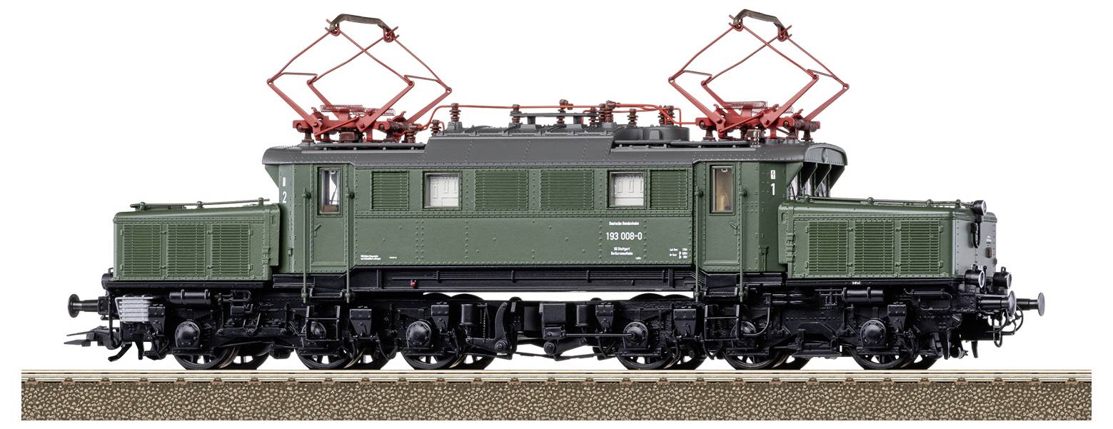 Historická zelená elektrická lokomotiva na kolejích, boční pohled. Červený sběrač proudu z horního vedení, klasická řada.