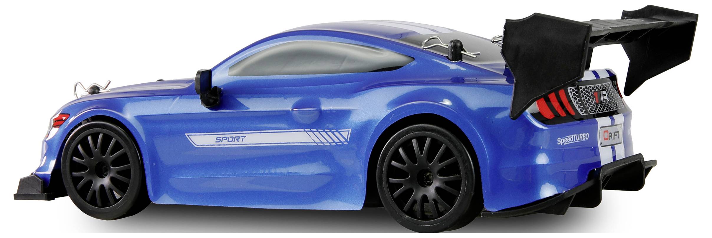 Modré modelové auto ve stylu sportovního vozu s výrazným zadním křídlem a černými ráfky, pohled z levého boku.