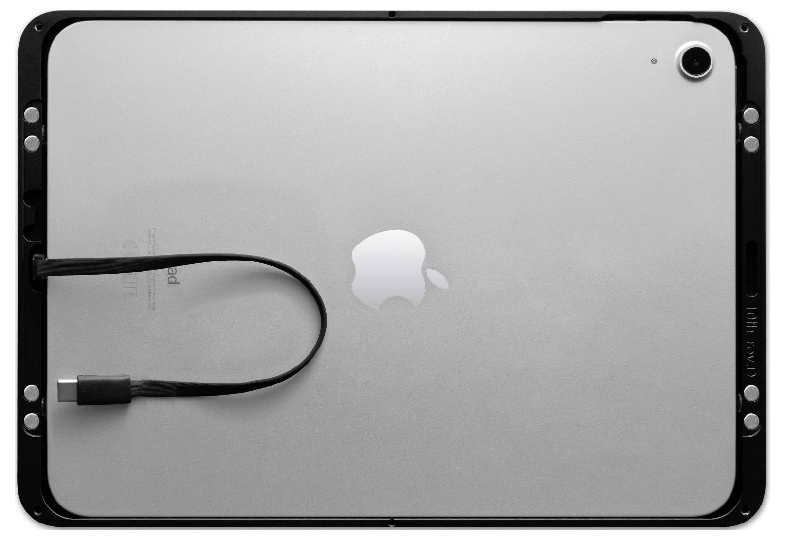 Stříbrný tablet, pohled zezadu, s připojeným USB-C kabelem na levé straně. Uprostřed je logo jablka.