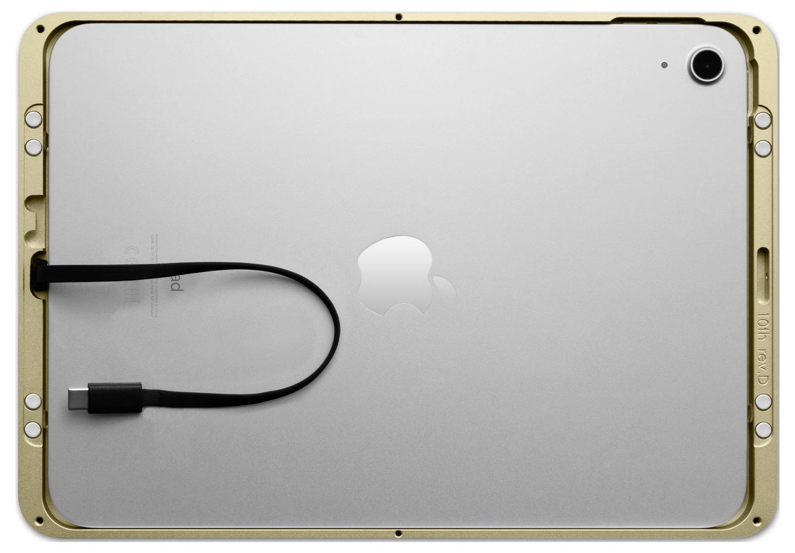 Zadní strana tabletu s logem ohryzaného jablka v zlatém rámu. Vedle zařízení leží kabel USB-C.