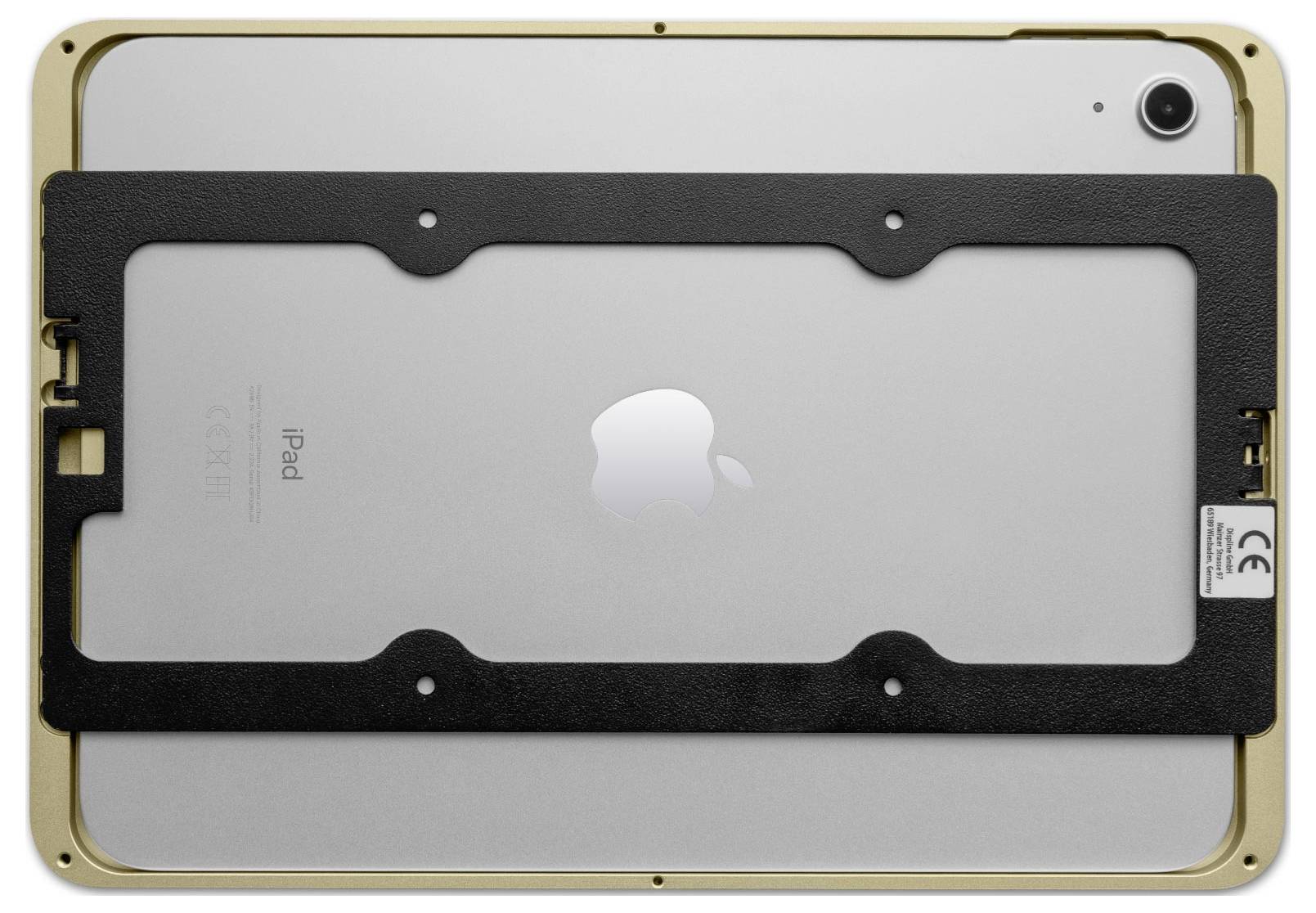 iPad v černém pouzdře je zobrazen zezadu. Je viditelné logo Apple a nápis 'iPad'.