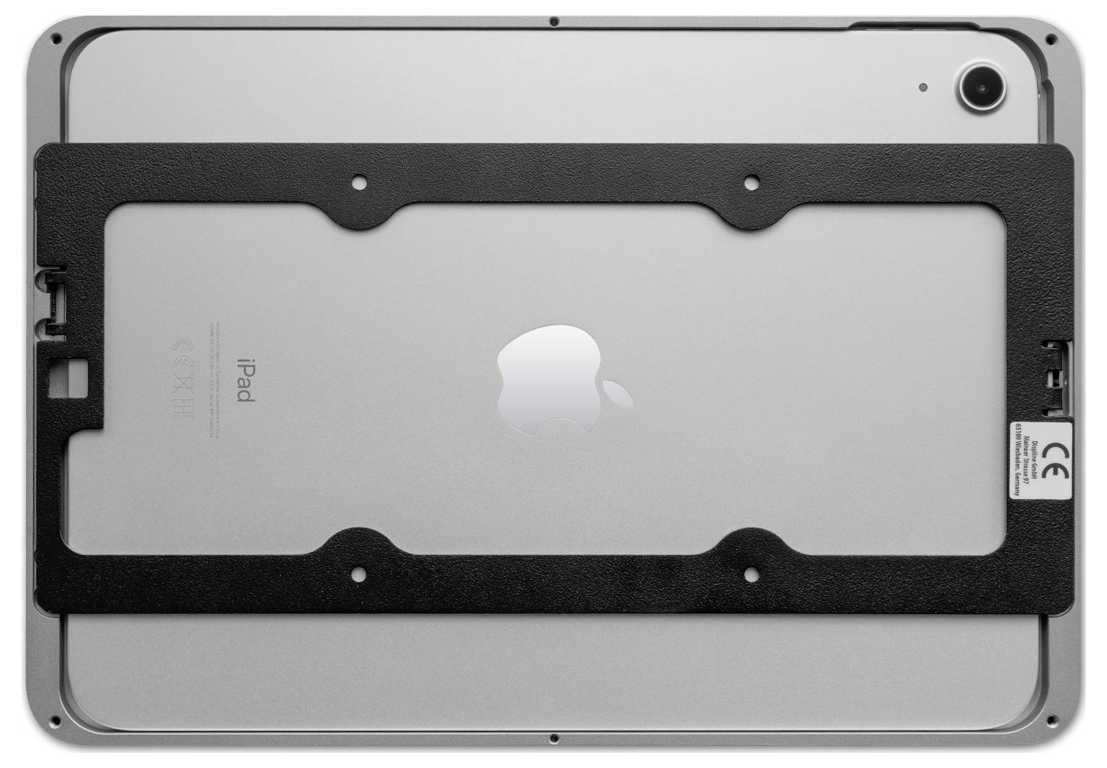 iPad opatřený černým držákem na zadní straně. Držák má šest upevňovacích bodů kolem zařízení.