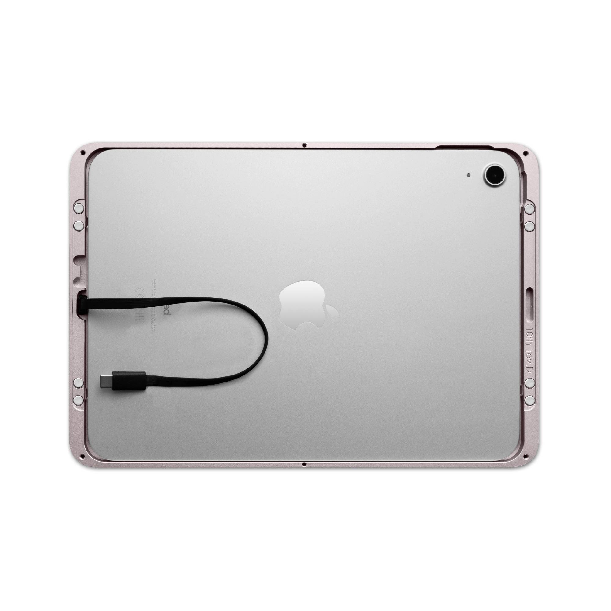 Obrázek ukazuje zadní stranu tabletu s logem Apple a kabelem USB-C umístěným na zadní straně zařízení.