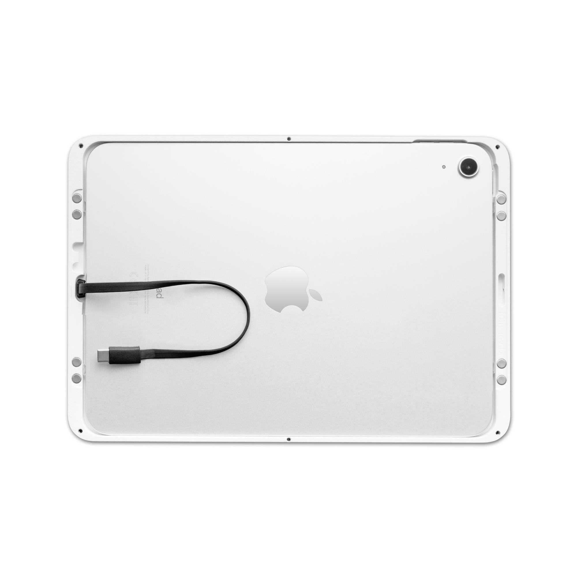 Tablet s USB-C kabelem leží plošše. Uprostřed je viditelné logo Apple.