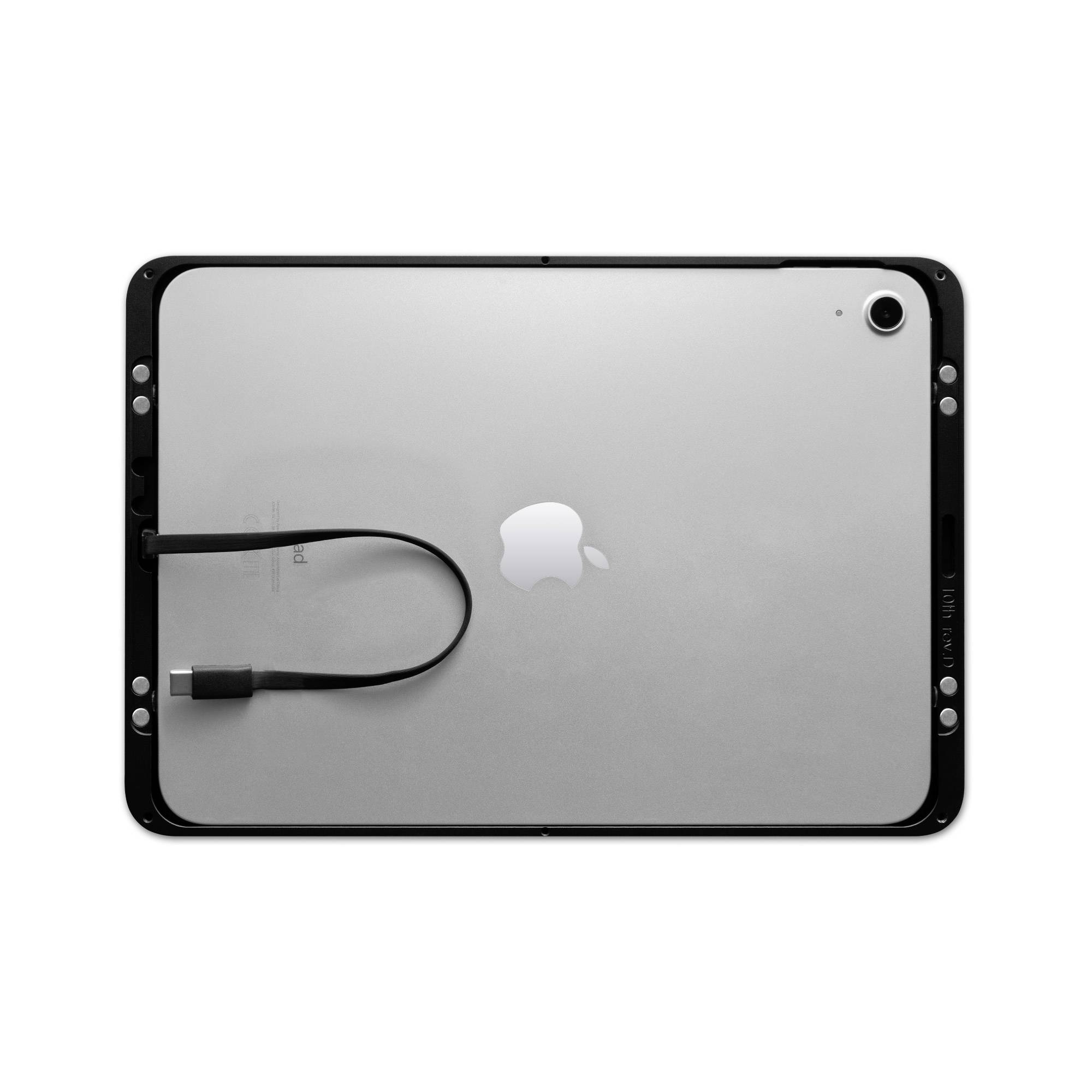 Tablet s logem jablka, zadní strana viditelná, a připojený USB kabel.