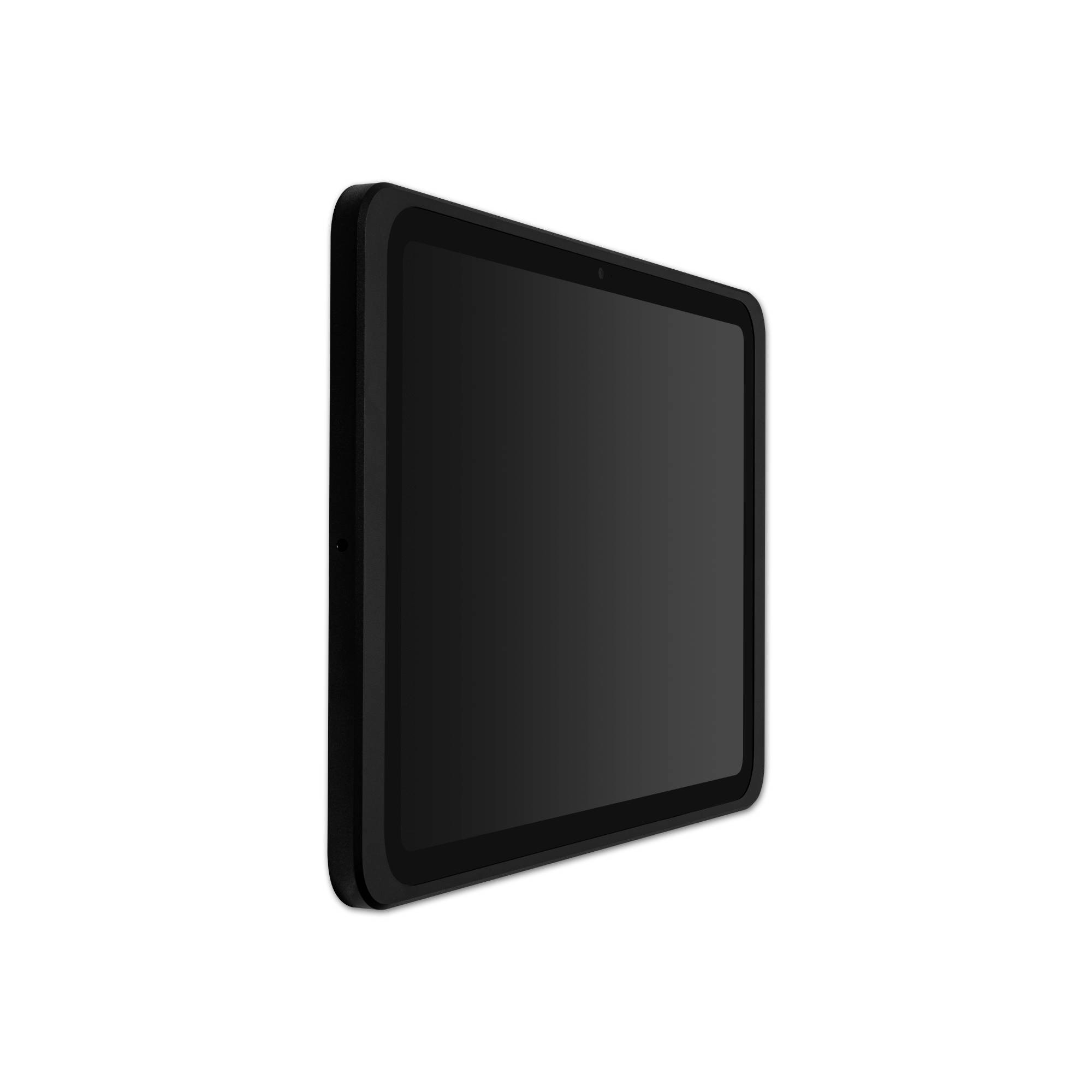 Černý tablet bez viditelného označení značky, zobrazený v úhlu. Obrazovka je vypnutá.