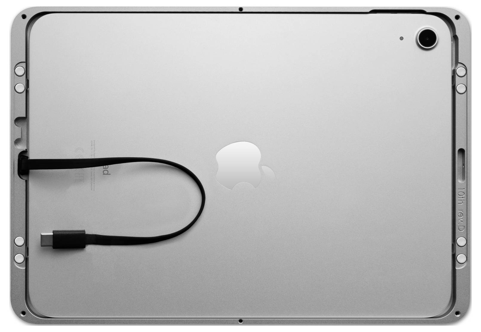 Zadní strana otevřeného tabletu s stříbrným krytem a černým USB-C kabelem.
