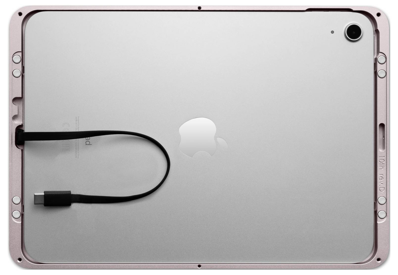 Tablet leží obrazovkou dolů. Na straně je viditelný kabel USB-C.