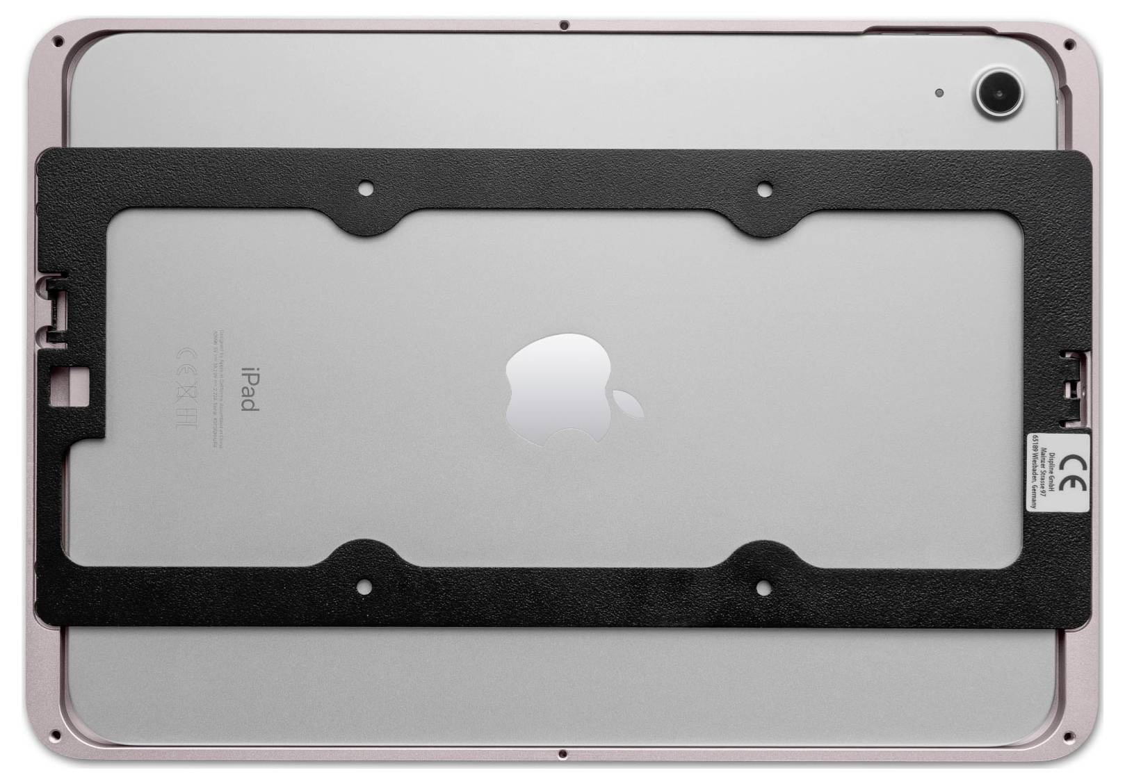 Tablet v ochranném pouzdře s černým rámečkem, zobrazující kameru v pravém horním rohu a logo Apple uprostřed.