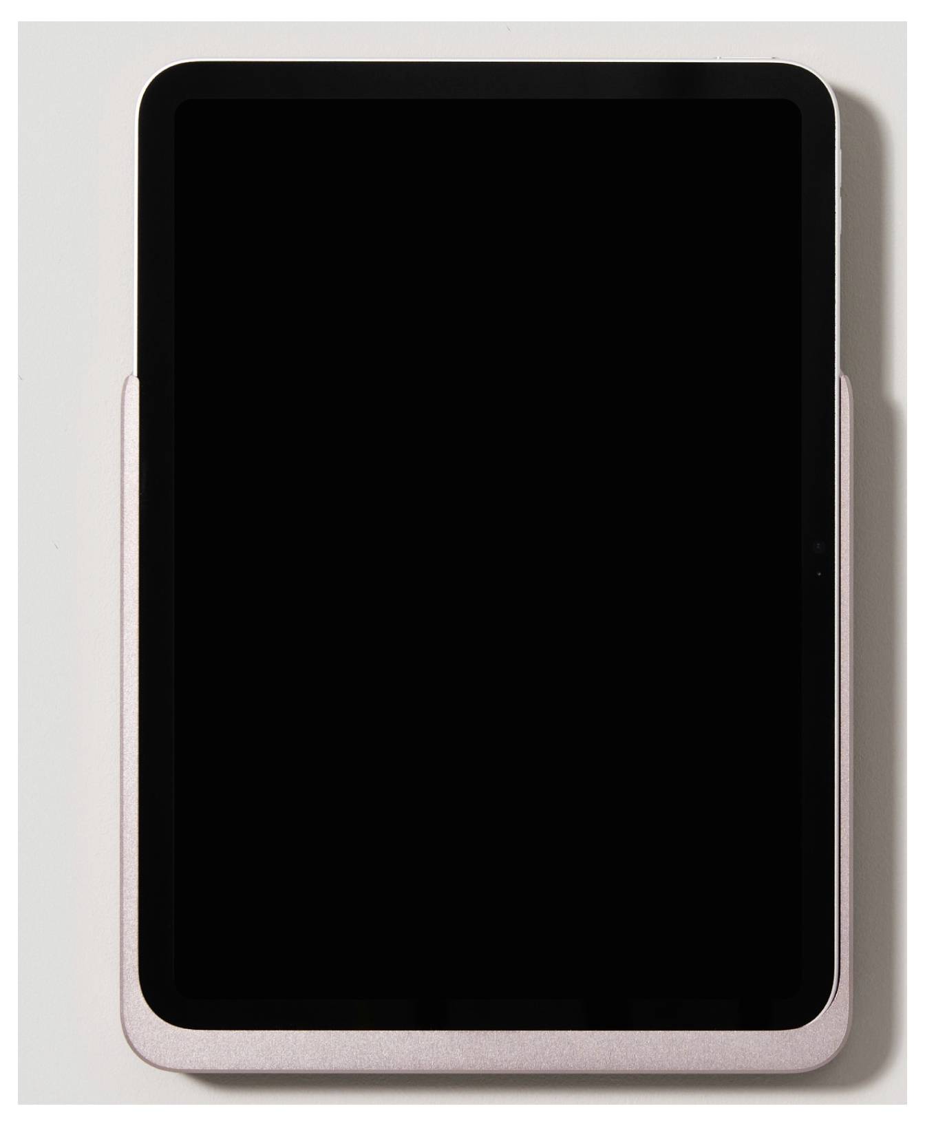 Tablet s černou obrazovkou v růžovém rámu leží na bílém povrchu.
