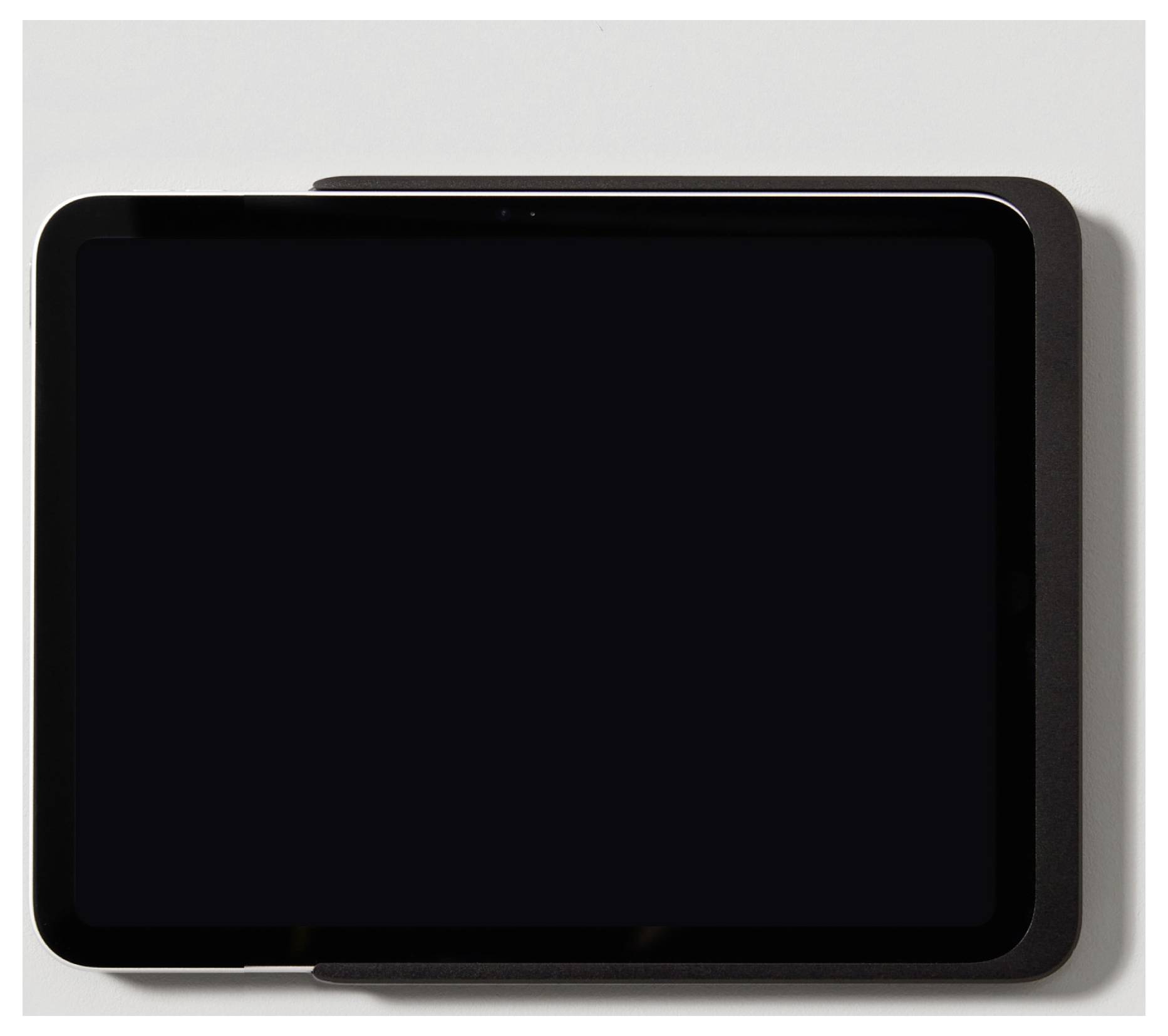 Černý tablet s osvětleným displejem ležící na bílém pozadí.