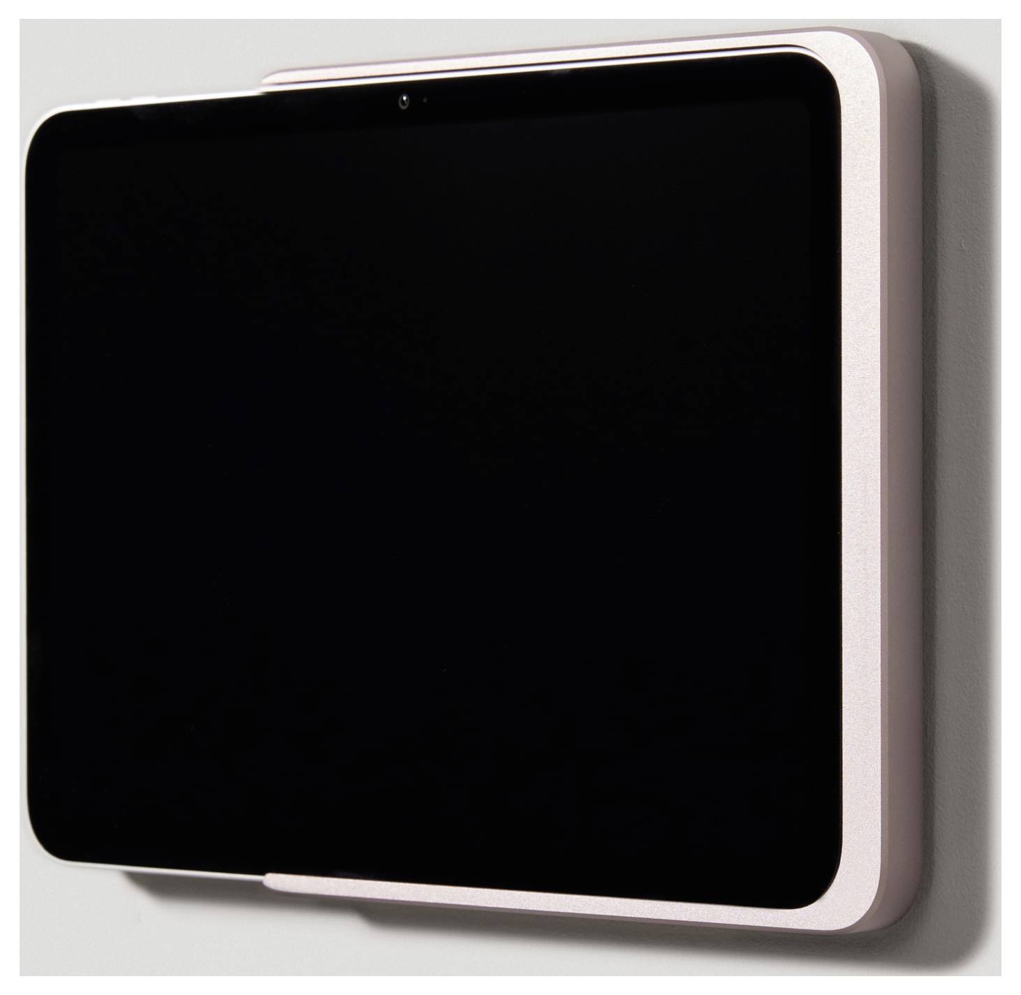 Tablet s černou obrazovkou je umístěn v nástěnném rámu. Má růžový okraj.