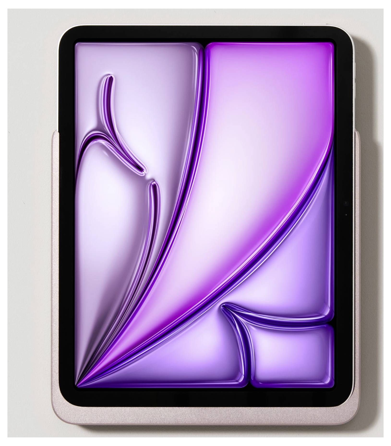 Tablet s abstraktním fialovým pozadím zobrazujícím organicky zvlněné tvary. Obrazovka je zapnutá.