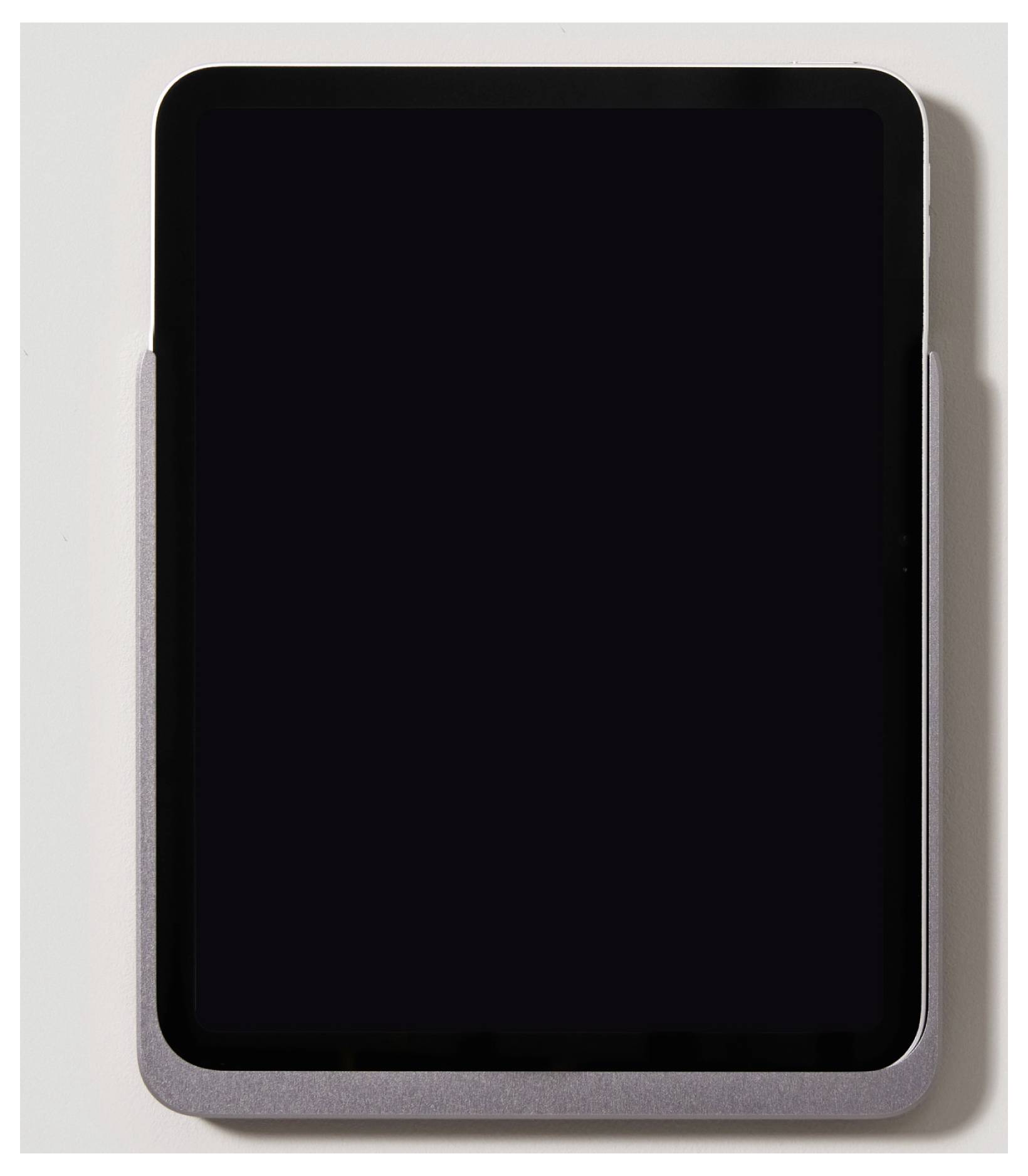 Tablet s černou obrazovkou leží na ploché ploše. Zařízení má úzký rámeček a je vypnuté.