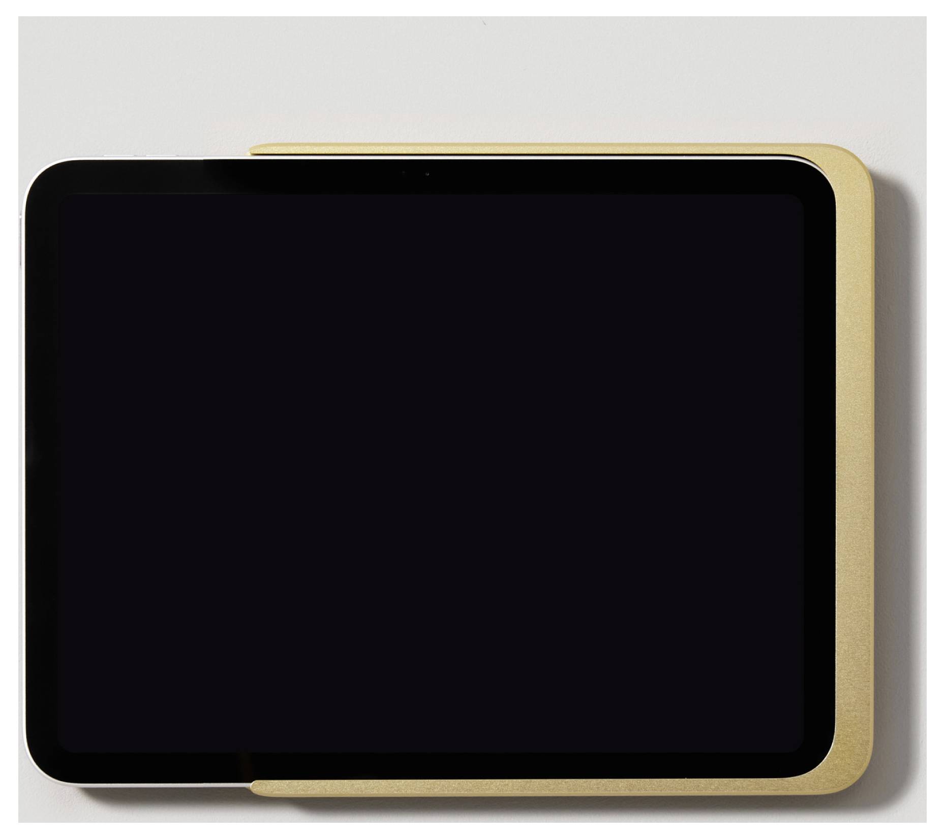 Na bílém povrchu leží černý tablet svisle umístěný na světle hnědém poznámkovém bloku.