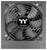 Černý napájecí zdroj od Thermaltake s viditelným ventilátorem a mřížkovým krytem, centrálně umístěné logo.