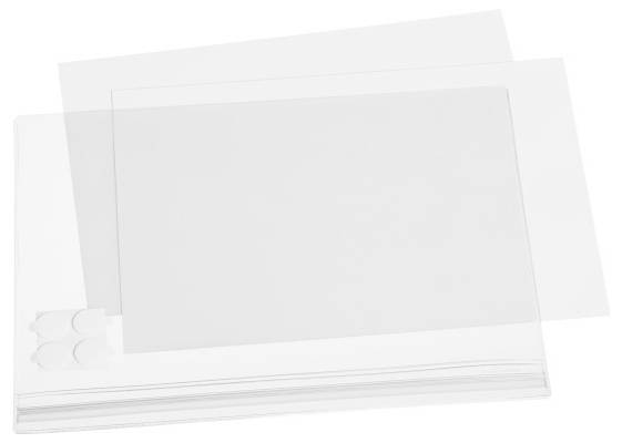 Průhledný ochranný obal se zaoblenými rohy, položený na hromádce dalších podobných obalů, určený k ochraně dokumentů a jejich organizaci.
